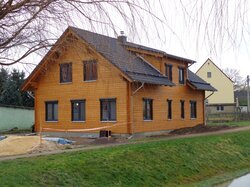 Die Außenwände bestehen aus Holzständer mit 22 cm Dämmung