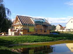 Bei diesem Neubau handelt es sich um ein KfW 55- Einfamilienhaus